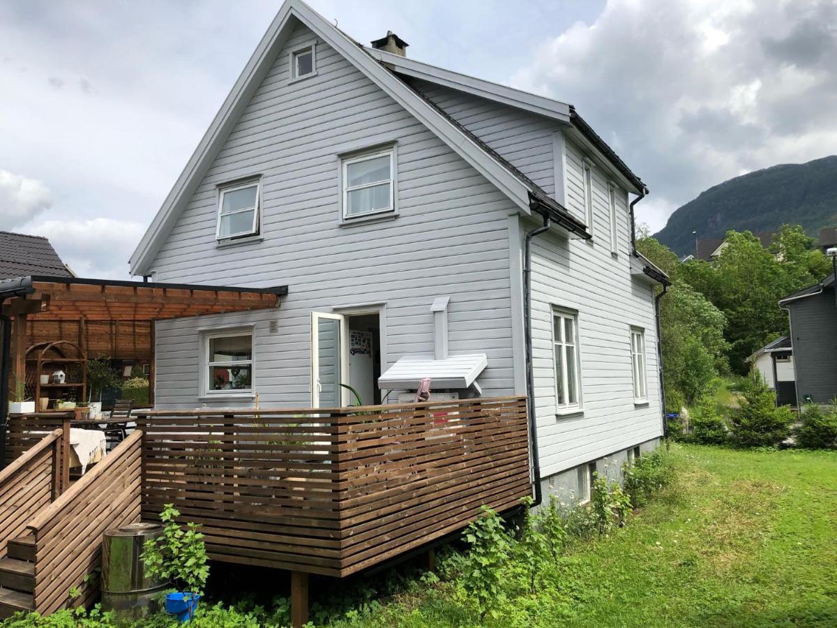 Bed And Breakfast Sauda Bagian luar foto